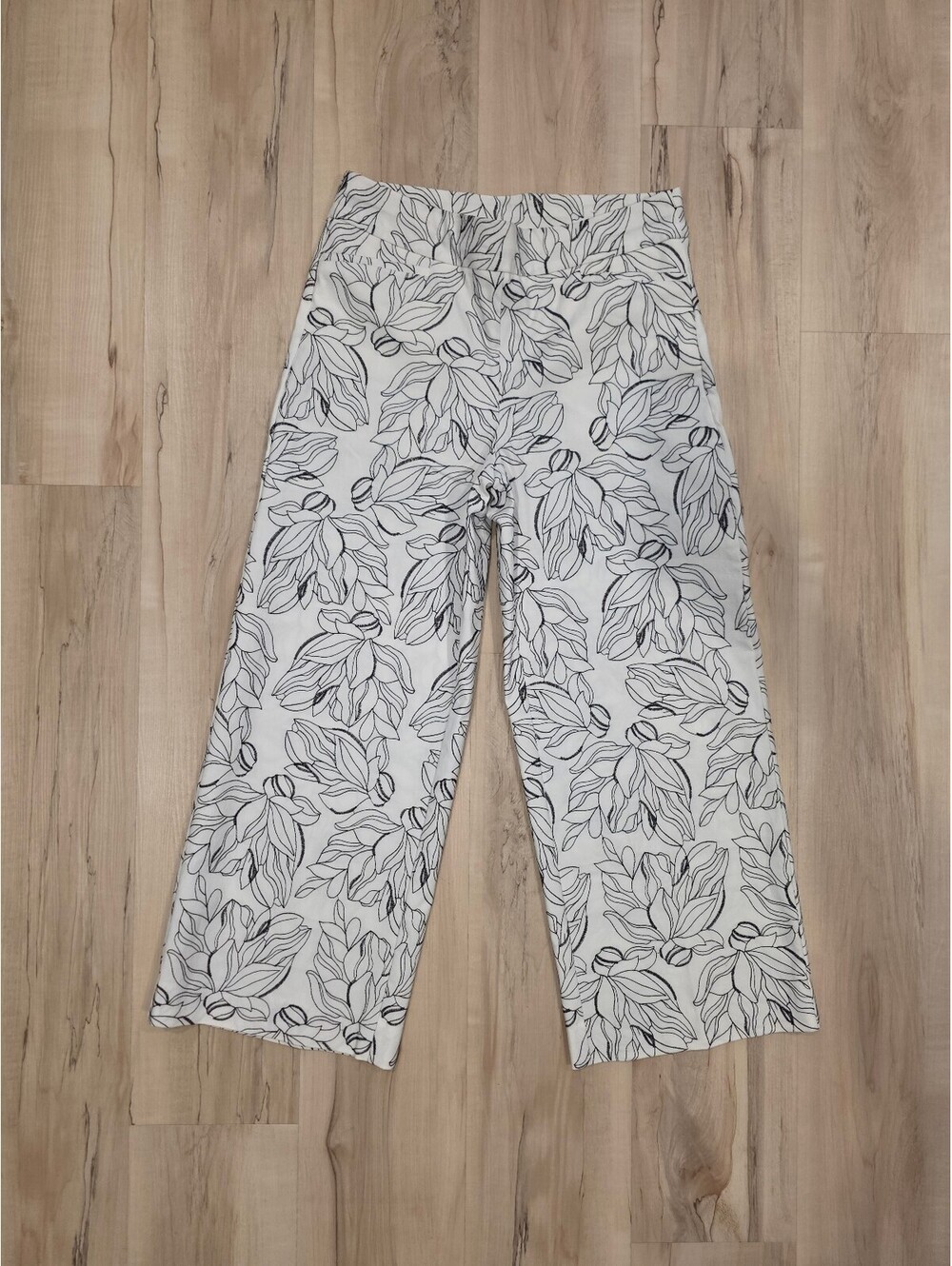 Chico's Women's Floral Print Cropped Pants Size 6R